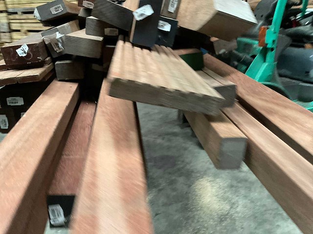 Partij azobé hardhouten palen en balken - afbeelding 12 van  13