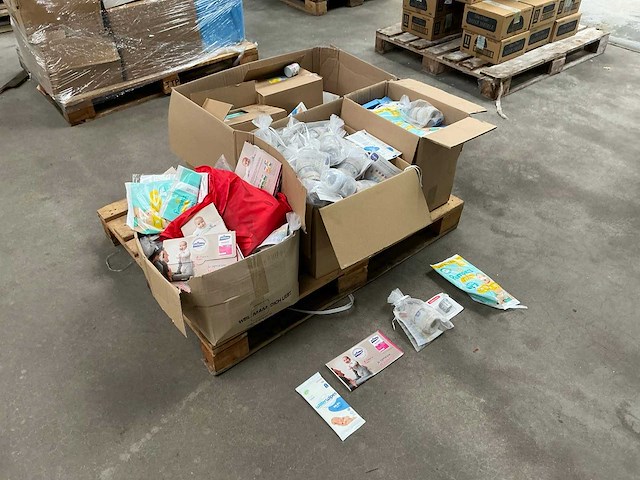 Partij babyverzorgingsproducten - afbeelding 1 van  10