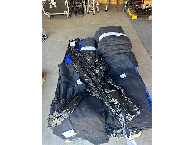 Partij backdrops zwart- various light equipment - afbeelding 3 van  3