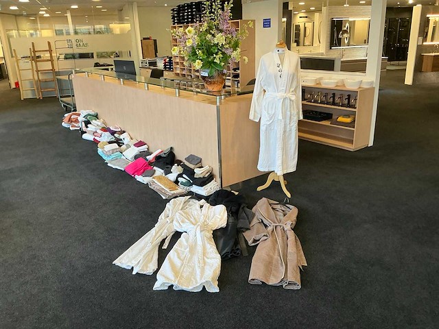 Partij badjassen en handdoeken - afbeelding 1 van  9