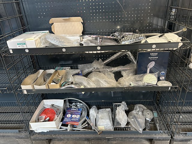 Partij badkameraccessoires w.o. douchekop, o.a. hansgrohe - afbeelding 1 van  9