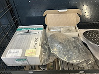 Partij badkameraccessoires w.o. douchekop, o.a. hansgrohe - afbeelding 4 van  9