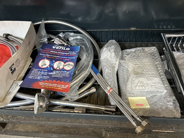 Partij badkameraccessoires w.o. douchekop, o.a. hansgrohe - afbeelding 8 van  9