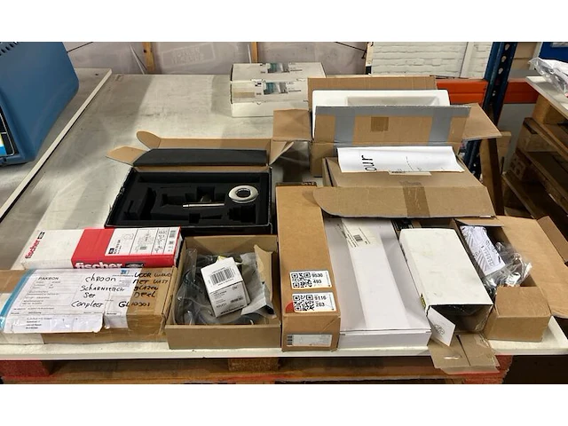 Partij badkameraccessoires w.o. wastafel w.o. fisher - afbeelding 1 van  9