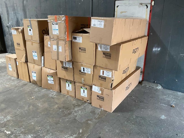 Partij badkamermeubels - afbeelding 1 van  24
