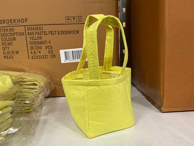 Partij bag pastel felt 9,5x9,5xh11cm yellow (1100x) - afbeelding 1 van  4