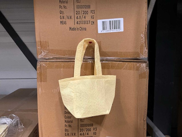 Partij bags pastel felt 9,5x9xh11cm yellow (2000x) - afbeelding 1 van  6