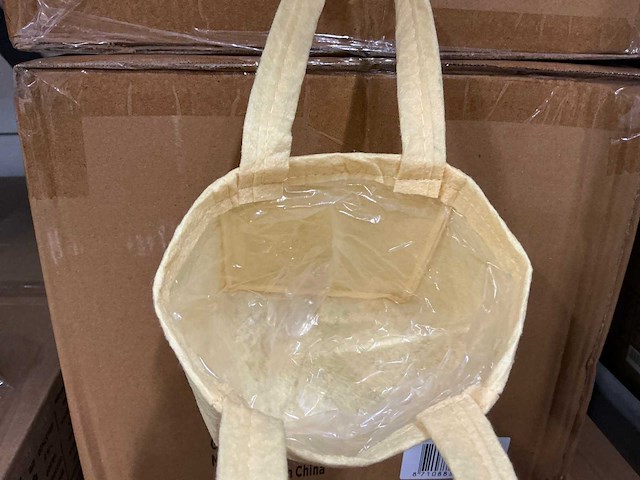 Partij bags pastel felt 9,5x9xh11cm yellow (2000x) - afbeelding 2 van  6