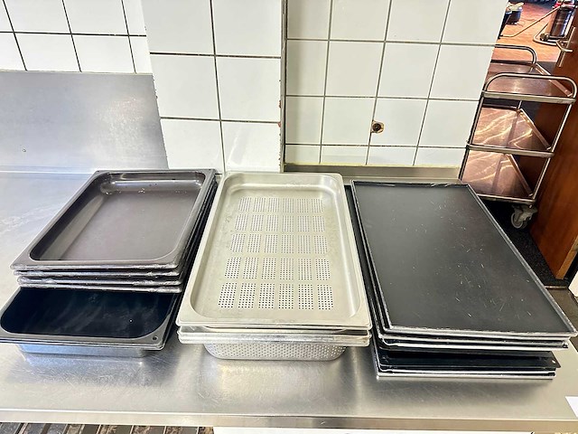 Partij bakblikken en inzetbakken - afbeelding 1 van  1