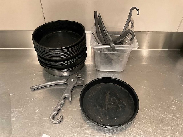 Partij bakblikken en pannengrijpers - afbeelding 1 van  3