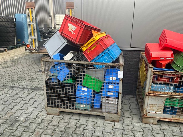 Partij bakken en kratten - afbeelding 1 van  3