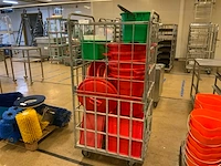 Partij bakken en kuipen in rolcontainer