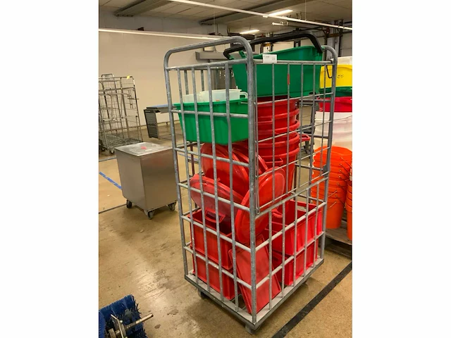 Partij bakken en kuipen in rolcontainer - afbeelding 5 van  5