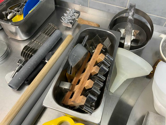 Partij bakker en keuken garnituren en gereedschappen - afbeelding 3 van  12