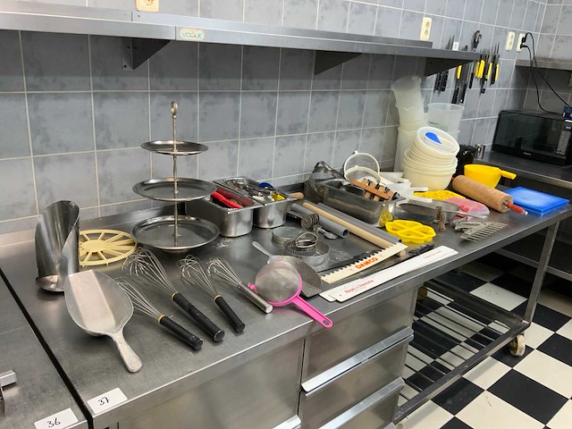 Partij bakker en keuken garnituren en gereedschappen - afbeelding 1 van  12