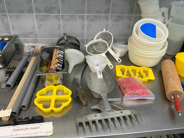 Partij bakker en keuken garnituren en gereedschappen - afbeelding 9 van  12