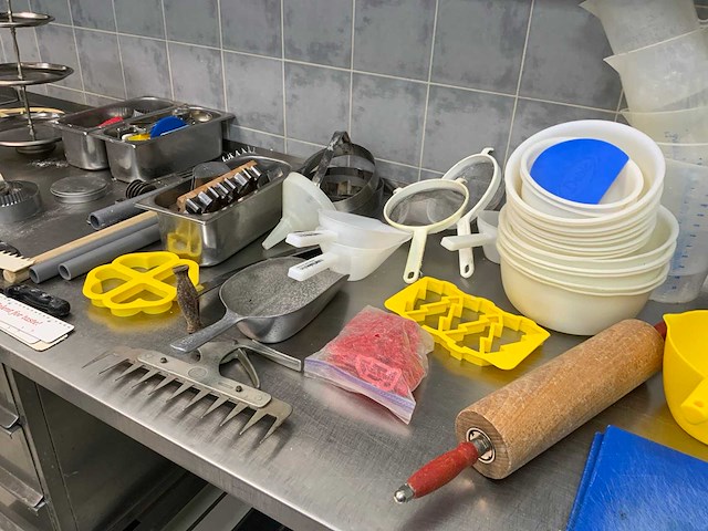 Partij bakker en keuken garnituren en gereedschappen - afbeelding 11 van  12