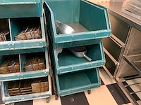 Partij bakkoppels en taartvormen inclusief kunststof kratten - afbeelding 2 van  10