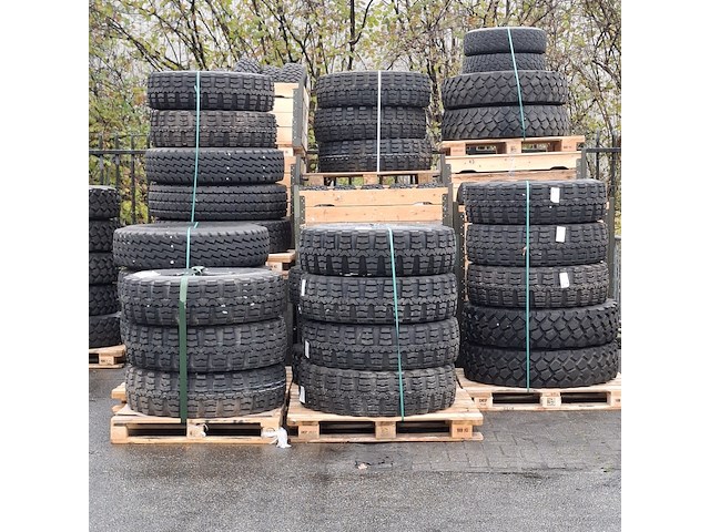 Partij banden, o.a. michelin, goodyear, continental - afbeelding 1 van  13