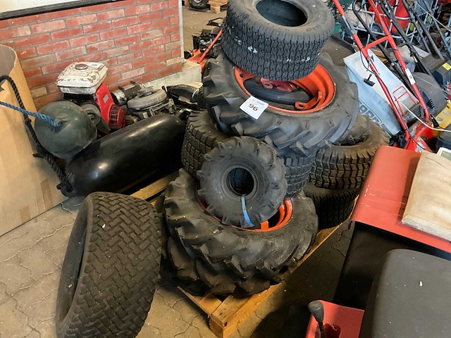 Partij banden & wielen - afbeelding 1 van  4