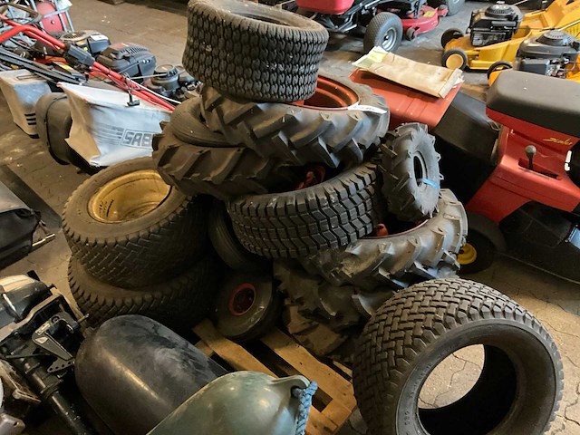 Partij banden & wielen - afbeelding 2 van  4