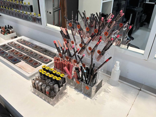Partij beauty-, make-up- en nagelproducten - afbeelding 14 van  47