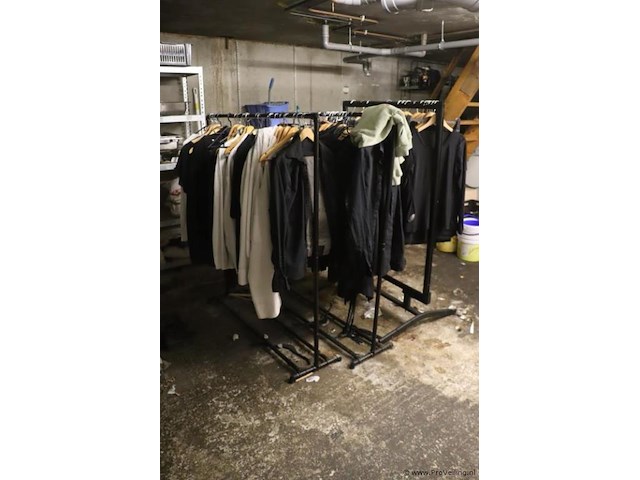 Partij bedrijfskleding o.a. t-shirts & jassen - afbeelding 1 van  5
