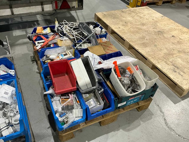 Partij bedrijfswagen inhoud - afbeelding 1 van  8