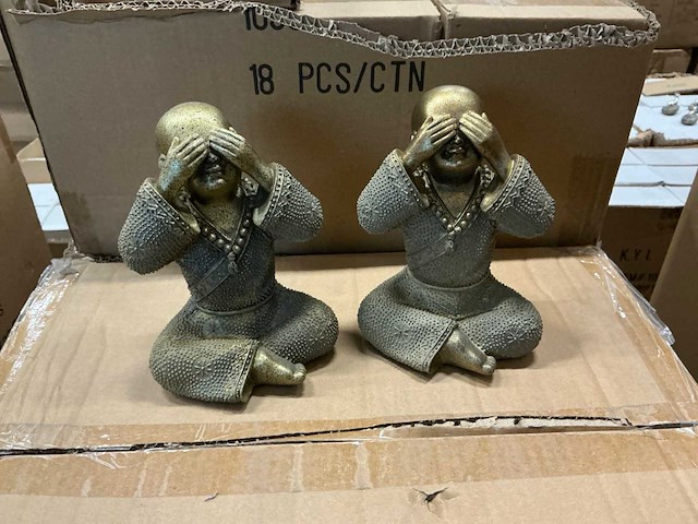 Partij beeldjes shaolin monniken h15cm (84x) - afbeelding 1 van  3