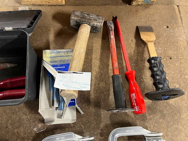Partij beitels, klemmen, hamer - afbeelding 6 van  6