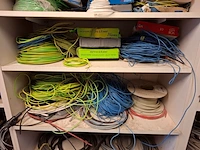 Partij bekabeling in 3x magazijnkast - afbeelding 2 van  19