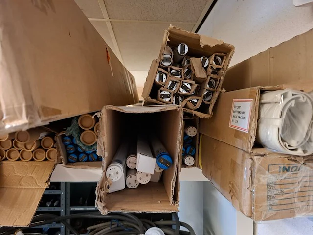 Partij bekabeling in 3x magazijnkast - afbeelding 6 van  19