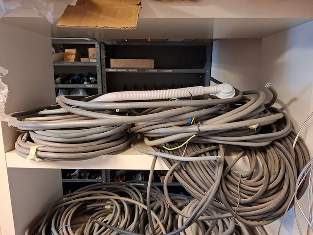 Partij bekabeling in 3x magazijnkast - afbeelding 8 van  19