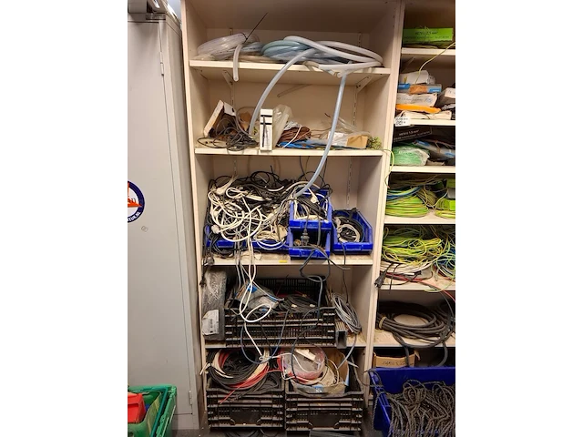 Partij bekabeling in 3x magazijnkast - afbeelding 12 van  19