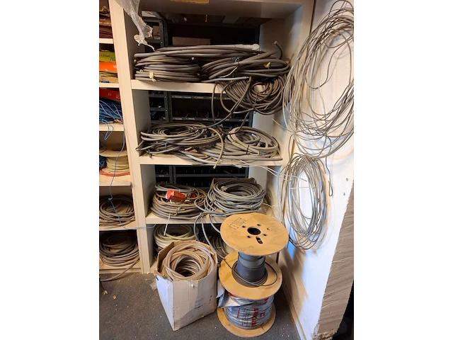 Partij bekabeling in 3x magazijnkast - afbeelding 14 van  19