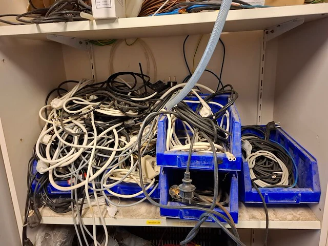 Partij bekabeling in 3x magazijnkast - afbeelding 17 van  19