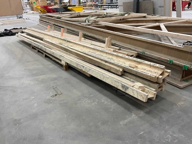Partij bekisting materiaal en houten frames - afbeelding 4 van  12