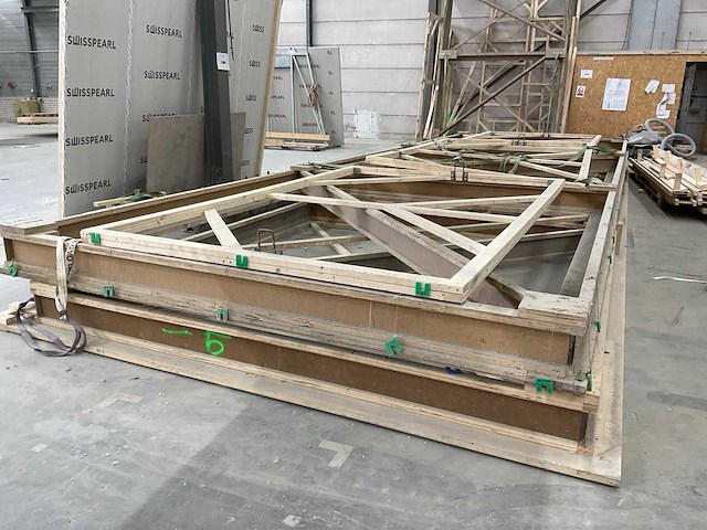 Partij bekisting materiaal en houten frames - afbeelding 6 van  12