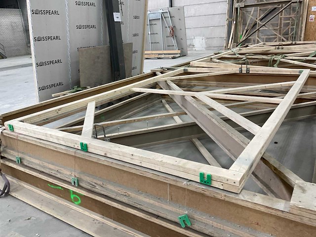 Partij bekisting materiaal en houten frames - afbeelding 7 van  12