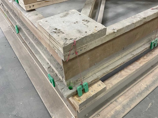 Partij bekisting materiaal en houten frames - afbeelding 8 van  12