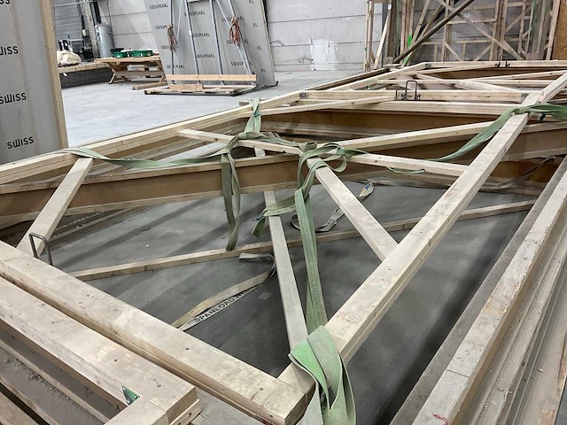 Partij bekisting materiaal en houten frames - afbeelding 10 van  12