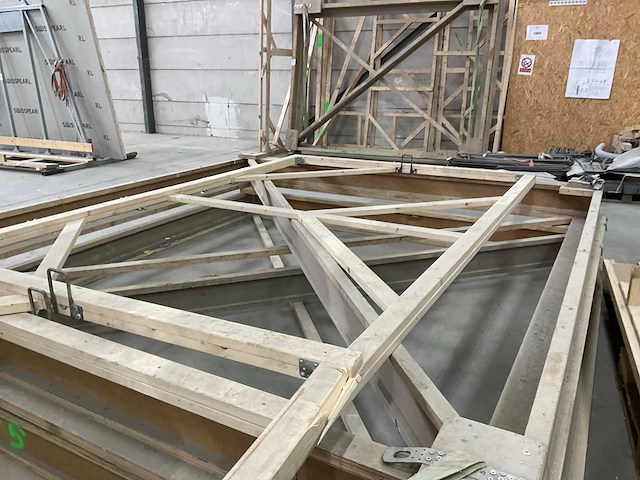 Partij bekisting materiaal en houten frames - afbeelding 11 van  12