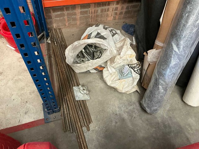 Partij bekisting vleugelmoeren met draadstangen - afbeelding 1 van  6