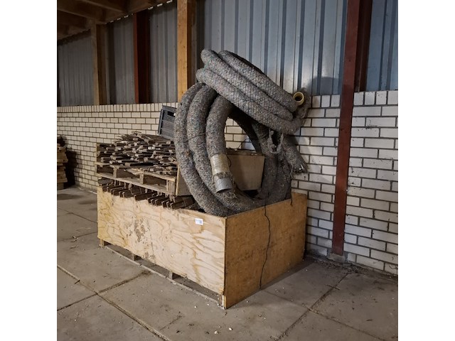 Partij bekistingsmateriaal en drainageslang - afbeelding 3 van  8