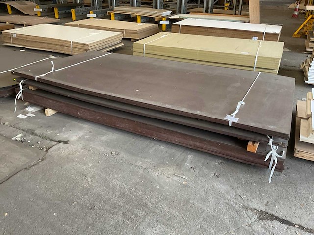 Partij berken betonplex antislip en glad 1530x3050 mm - afbeelding 1 van  4