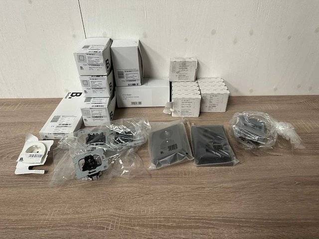 Partij berker installatiemateriaal, ca 63 stuks - afbeelding 1 van  5