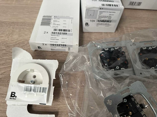Partij berker installatiemateriaal, ca 63 stuks - afbeelding 2 van  5