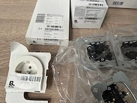 Partij berker installatiemateriaal, ca 63 stuks - afbeelding 2 van  5