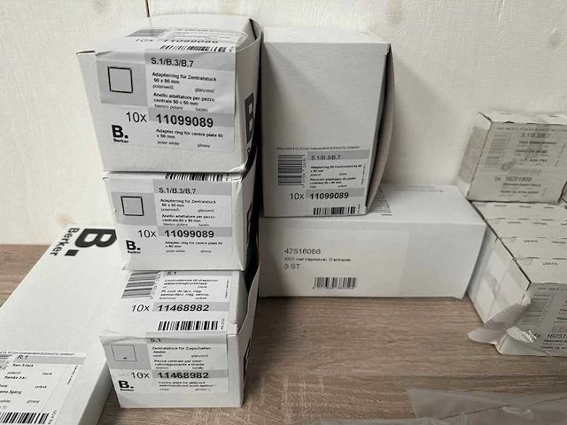 Partij berker installatiemateriaal, ca 63 stuks - afbeelding 3 van  5