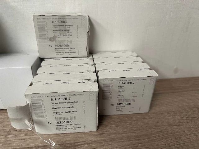 Partij berker installatiemateriaal, ca 63 stuks - afbeelding 4 van  5